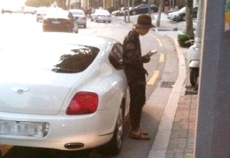 
Hình ảnh G-Dragon đứng dựa lưng vào chiếc xe màu trắng đầy hào nhoáng và sang chảnh này giống như  một “soái ca” đã từng khiến cho trái tim của không ít fangirl “loạn nhịp”. Được biết chiếc xế hộp này là Bentley Continental và nó có giá trị lên tới 286,000USD (hơn 6 tỷ đồng).