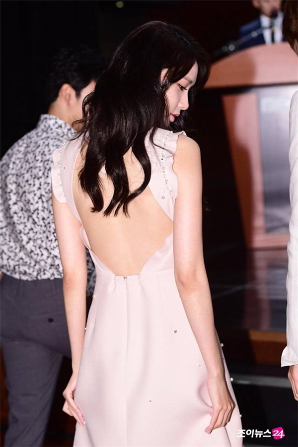 
Bóng lưng hoàn hảo của Yoona.