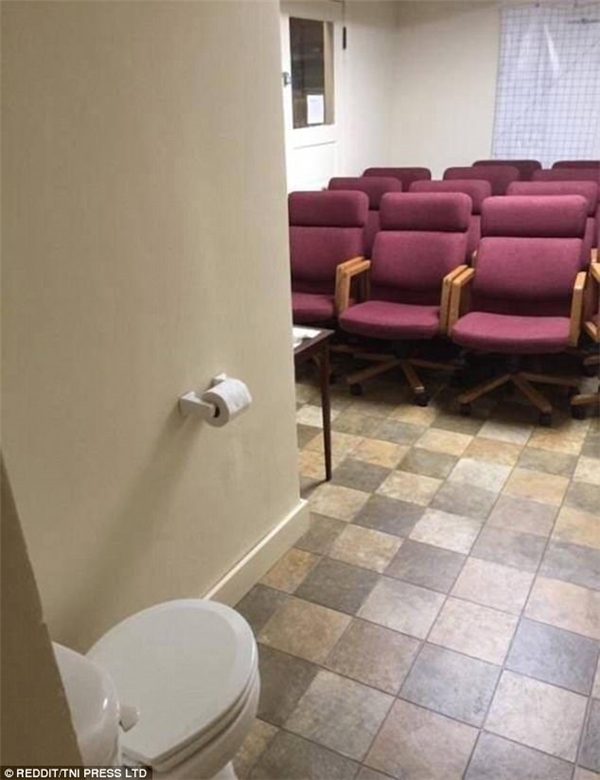 
Có ai muốn thử ngồi ở đây để đi vệ sinh không?