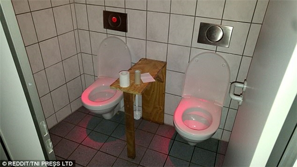 
Nếu bạn có một người bạn thân cứ dính nhau như sam, phòng vệ sinh này có vẻ lý tưởng đấy!