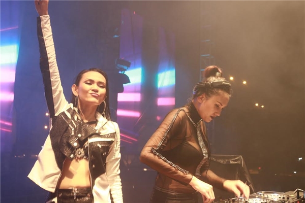 
DJ Võ Hoàng Yến và Diva Dona làm khán giả bất ngờ với single Young lần đầu tiên ra mắt.  - Tin sao Viet - Tin tuc sao Viet - Scandal sao Viet - Tin tuc cua Sao - Tin cua Sao