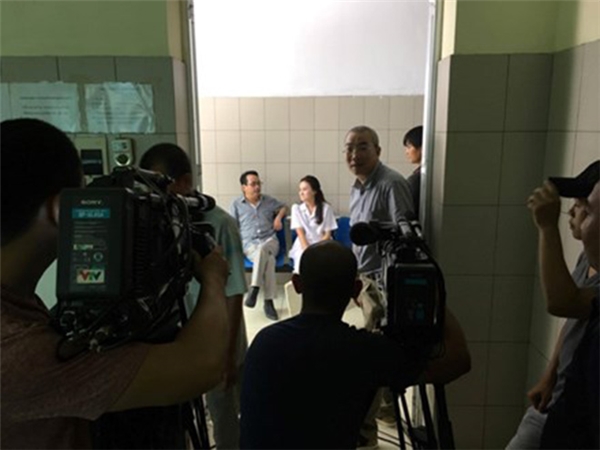 
NSND Hoàng Dũng và diễn viên Bảo Thanh trong một cảnh quay mới tại bệnh viện.
