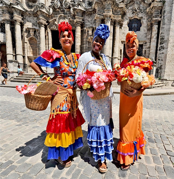 
Đây là bộ váy truyền thống của phụ nữ Cuba, tung xòe và nhiều tầng nhiều lớp, được may bằng thứ vải hoa màu sắc sặc sỡ.