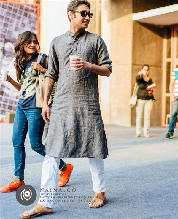 
Phong cách đường phố của người Ấn Độ hầu như đều bắt kịp trào lưu hiện đại trên thế giới, dù vậy đàn ông ở đây vẫn còn mặc những chiếc áo sơ mi dài tới gối, còn phụ nữ vẫn còn giữ được vẻ kín đáo trong cách ăn mặc.