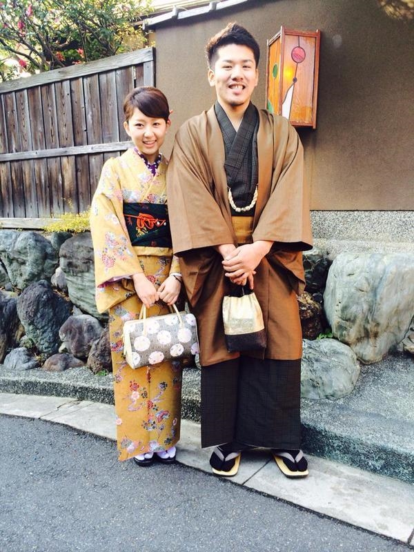 
Trang phục truyền thống của họ chính là bộ Kimono nổi tiếng với nhiều hoa văn bắt mắt đi kèm với guốc gỗ. Dù vậy hiện tại bộ trang phục này chỉ còn được mặc vào những dịp lễ.