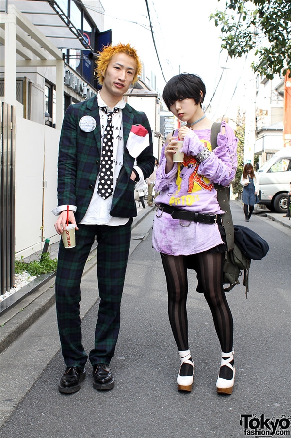 
Giới trẻ Nhật thích thể hiện cá tính đặc biệt của mình trong những bộ trang phục dù rất hiện đại nhưng lại có phần khác người, giống với các nhân vật trong truyện tranh hơn là ngoài đời thật.
