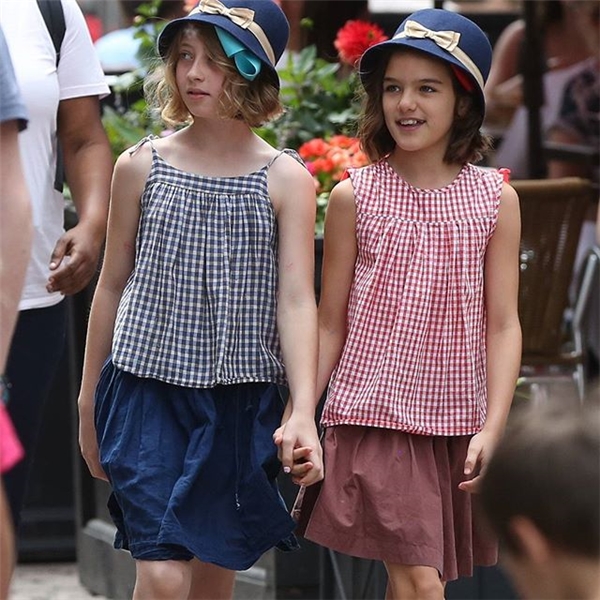 
Hai cô bé xinh xắn trong trang phục "ton sur ton" từ màu sắc quầo áo, kiểu dáng đến phụ kiện.
