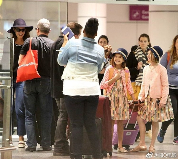 
Suri tươi tắn tại sân bay vào cuối tháng 6 vừa qua cùng mẹ và người bạn thân của mình.