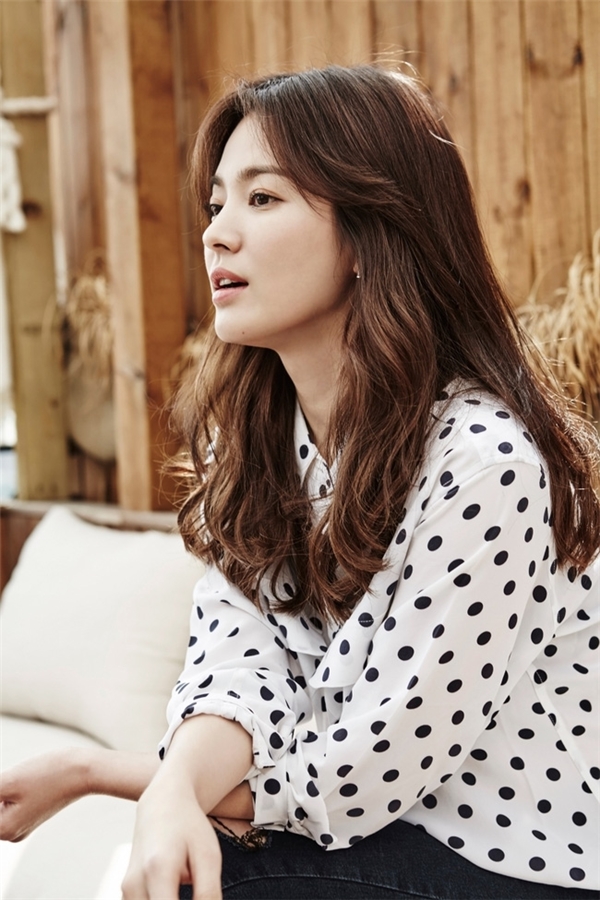
Bố của Song Joong Ki lại không hài lòng về Song Hye Kyo vì vấn đề tuổi tác của cô.