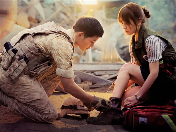 Song Joong Ki và Song Hye Kyo với nhiều cảnh quay tính tứ trong Hậu duệ mặt trời.