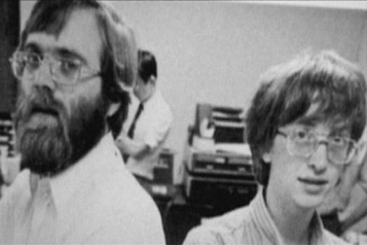 
Tuổi 20, Gates nhập học Harvard và không lâu sau đó đã bỏ học để cùng Paul Allen mở văn phòng đầu tiên của Microsoft ở Albuquerque, N.M.