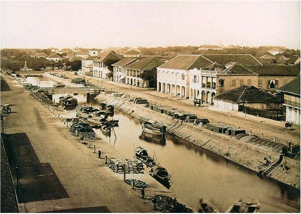 
Kênh Lớn hay còn gọi là Kênh Chợ Vải hay Kênh Charner, nằm giữa đường Charner (Nguyễn Huệ ngày nay).