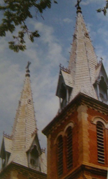 
Tháp chuông của nhà thờ.