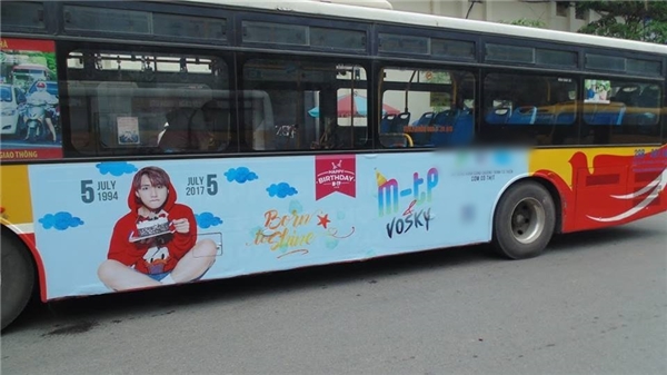 
Fan "chơi lớn" thuê xe bus hình Sơn Tùng để mừng sinh nhật thần tượng. - Tin sao Viet - Tin tuc sao Viet - Scandal sao Viet - Tin tuc cua Sao - Tin cua Sao
