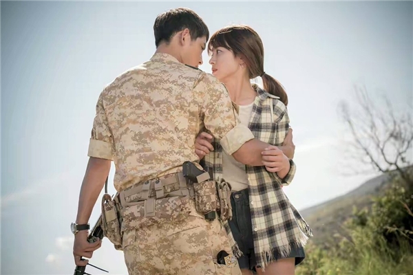 
Tình yêu của "đại úy Yoo" cùng nữ bác sĩ xinh đẹp Kang Mo Yeon nơi chiến trường xa xôi làm nức lòng biết bao trái tim khán giả.