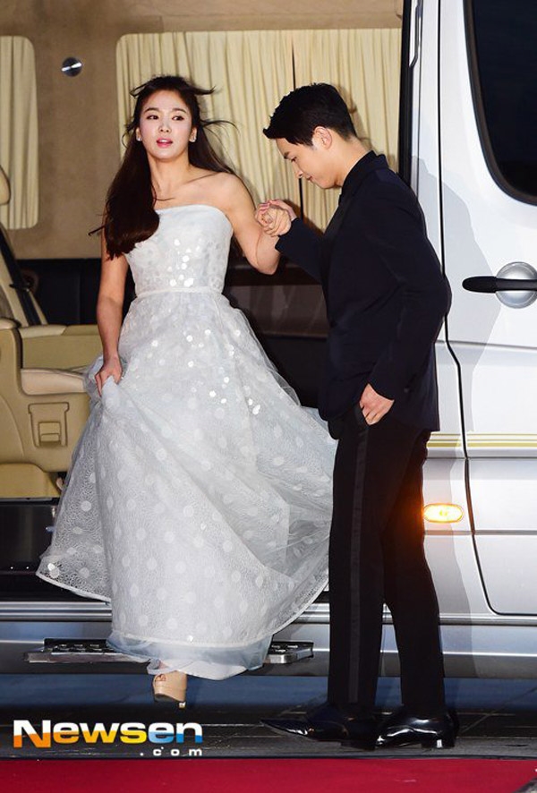 
Song Joong Ki cẩn thận dìu Song Hye Kyo bước ra khỏi xe.