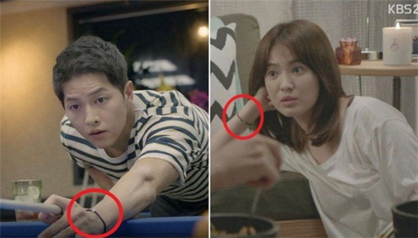 
Chiếc vòng tay mảnh màu đen được Hye Kyo đeo trong Hậu duệ Mặt trời cũng được Joong Ki sử dụng trong một vài phân đoạn.