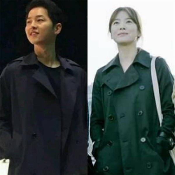 
Song Hye Kyo từng diện một chiếc trench coat màu xanh navy và trùng hợp là Song Joong Ki cũng diện chiếc trench coat na ná như vậy khi về quê dự đám cưới bạn thân hồi đầu tháng 3/2016.