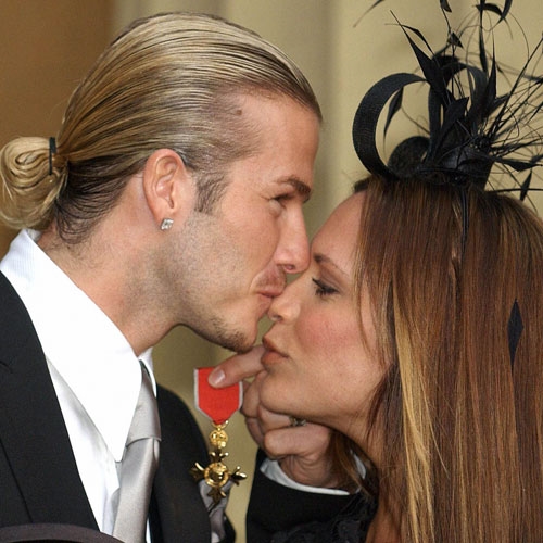 
Bất kể từ lúc mới kết hôn hay cho tới bây giờ, vợ chồng Beckham vẫn ngọt ngào như thế này đây.