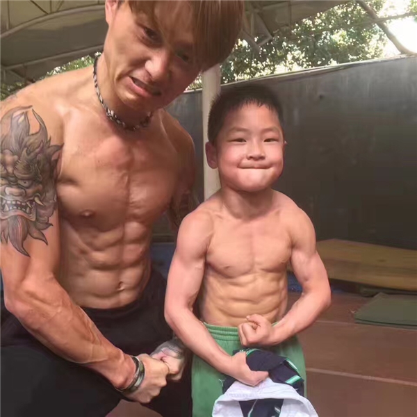 
Chen Yi còn tự tin đọ cơ bắp với cả người lớn nữa nhé.