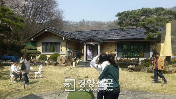 
Bố của Song Joong Ki mở cửa tự do để đón khách du lịch hâm mộ con trai mình.