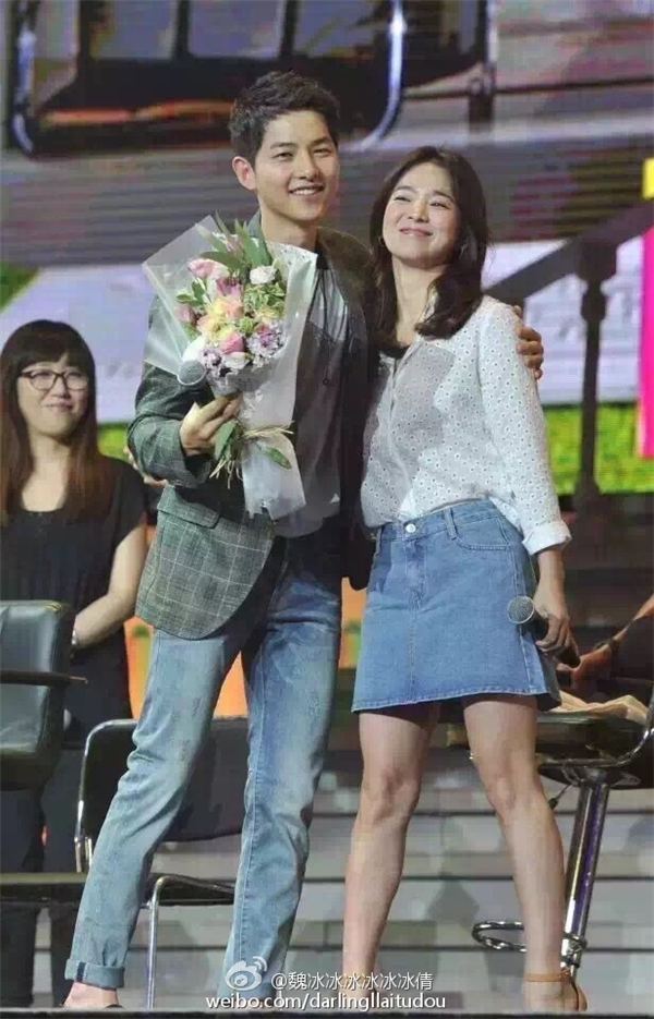 
Song Hye Kyo đến tặng hoa và ủng hộ "người yêu tin đồn".