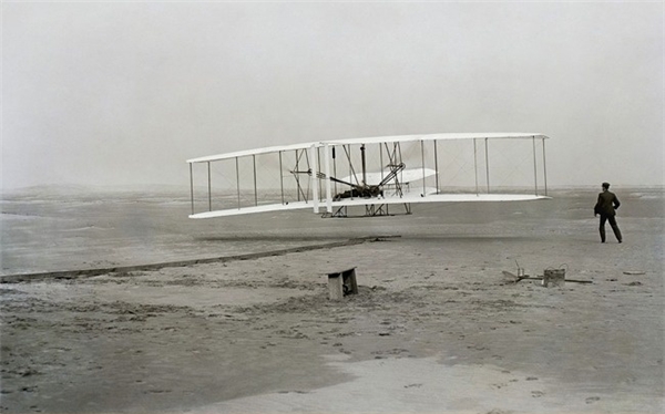Cách đây 100 năm, máy bay được coi là thứ "đồ chơi nguy hiểm" chỉ dành cho những kẻ không sợ chết.