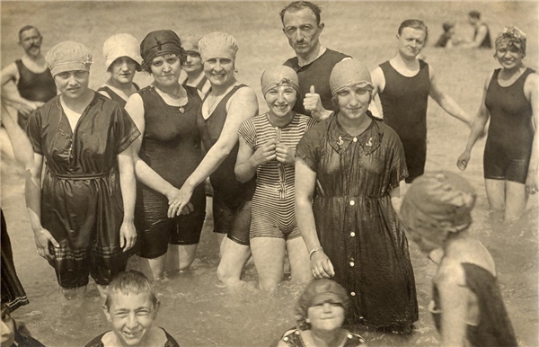 Chị em phụ nữ từng rất e ngại với việc mặc đồ bơi dù nó khá kín cổng cao tường cách đây 100 năm trước.