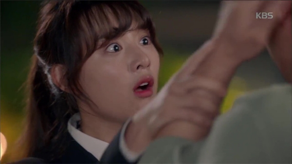 
Choi Ae Ra hoảng hốt khi bạn trai kêu gào vì không nghe thấy tiếng nói của cô.