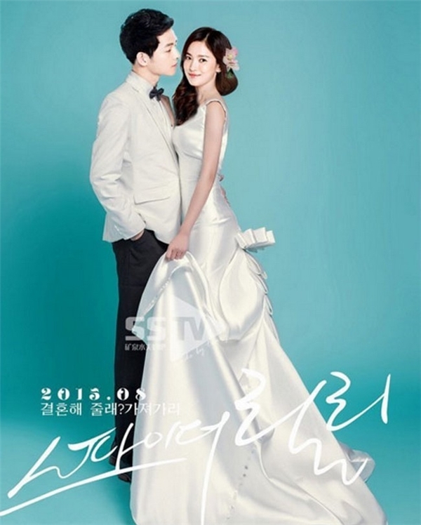 Ngắm nhìn vẻ đẹp sang trọng và thanh lịch của Song Hye Kyo trong bộ ảnh cưới hoàn hảo. Với sự lựa chọn tinh tế về trang phục, trang sức và tóc, cô dâu trông rất quyến rũ và kiêu sa. Đây là một bộ ảnh cưới đầy kiêu hãnh và đẳng cấp, chỉ dành cho những cặp đôi thực sự muốn tỏa sáng trong ngày trọng đại.