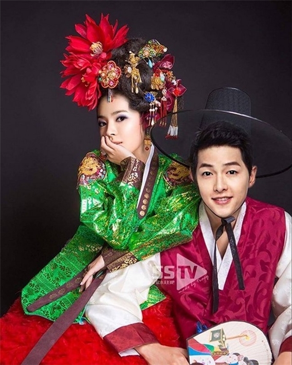 
Người hâm mộ vô cùng háo hức chờ đợi hình ảnh Song - Song trong bộ hanbok truyền thống "thật" và một "siêu đám cưới" sẽ diễn ra không lâu sau đó. 