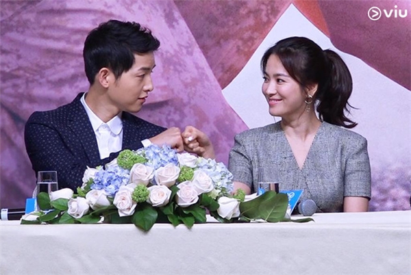 
Sau tin tức kết hôn được chính thức công bố, cả Song Joong Ki và Song Hye Kyo đã gửi những bức tâm thư đến người hâm mộ đồng thời chia sẻ chân thực về những tình cảm dành cho đối phương.