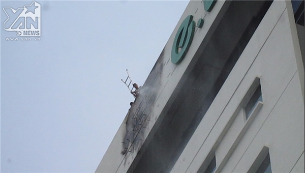 
Biển hiệu tòa nhà bị cháy.