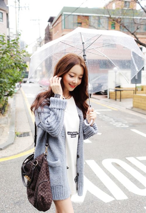 
Mang theo ô, áo mưa khi ra ngoài đường.