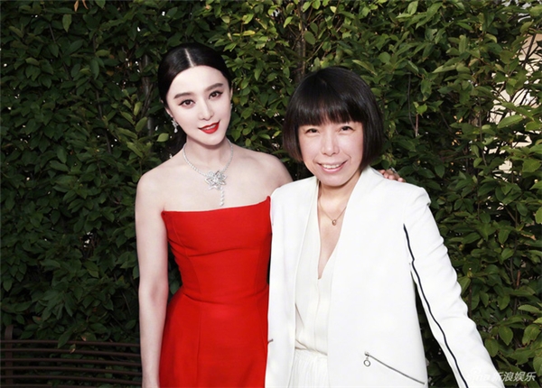
Phạm Băng Băng đi cùng người bạn thân thiết là bà Angelica Cheung, Tổng biên tập tạp chí thời trang danh tiếng Vouge Trung Quốc. Bà cũng là người giới thiệu Phạm Băng Băng với nhiều nhà thiết kế danh tiếng.