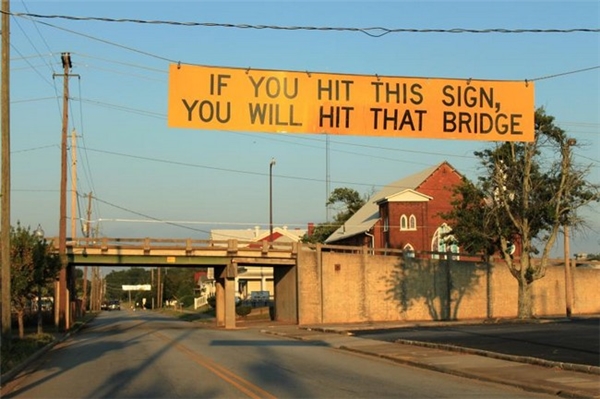 
“Nếu bạn vướng phải biển hiệu này thì bạn sẽ vướng phải cầu.” Một tấm biển hiệu thông minh dành cho người lái xe tải.