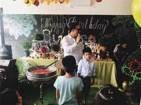 
Trấn Thành làm MC trong buổi tiệc sinh nhật của con trai Hà Hồ.  - Tin sao Viet - Tin tuc sao Viet - Scandal sao Viet - Tin tuc cua Sao - Tin cua Sao