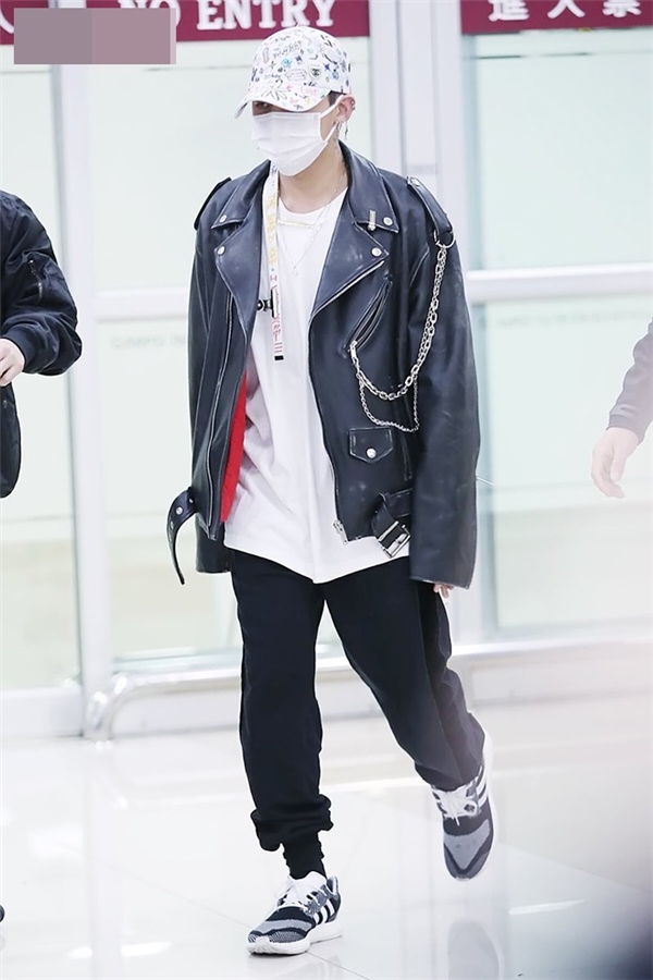 
G – Dragon vẫn toát lên cá tính ngay cả với những bộ trang phục đơn giản nhất với áo phông, jacket và jeans tối màu.