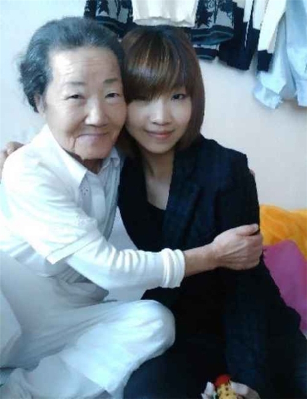 
Gong Minzy và bà của cô, vũ công Gong Ok Jin.