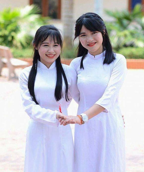 Phan Minh (bên trái) rạng rỡ trong ngày tốt nghiệp.