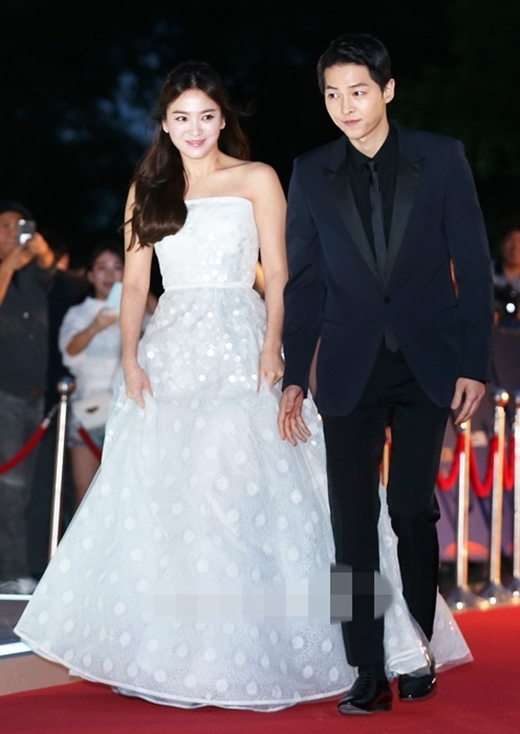 
Không chỉ người hâm mộ Hàn Quốc mà cả các fan quốc tế cũng đang rất trông ngóng đám cưới của cặp đôi này.