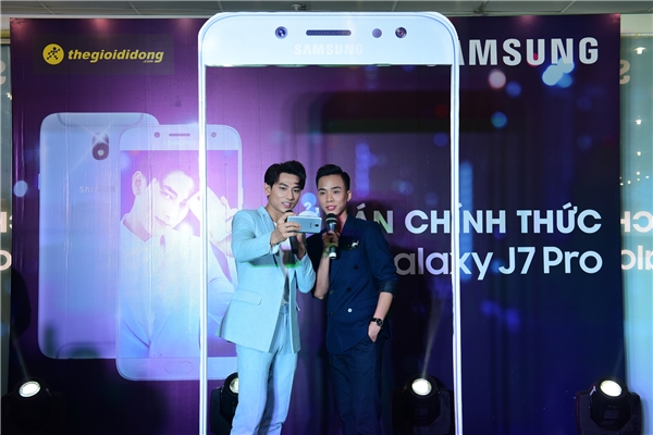 Thái tử Isaac selfie cùng khán giả trong ngày mở bán Galaxy J7 Pro
