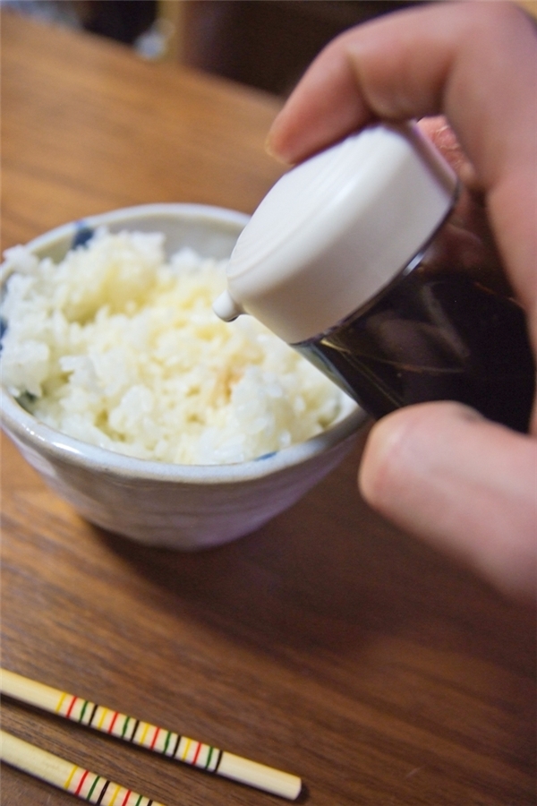 
Sau khi trộn đều, bạn có thể thêm vài giọt nước tương xì dầu sẽ tạo thêm độ ngon miệng. Nhớ là chỉ cho vài giọt thôi nhé, cho quá nhiều làm bát cơm bị mặn và mất vị của bơ.