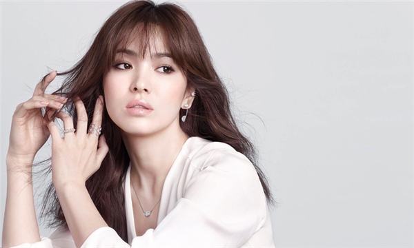 
Song Hye Kyo nhận được rất nhiều lời mời quay quảng cáo nhờ vẻ đẹp hoàn hảo của mình.