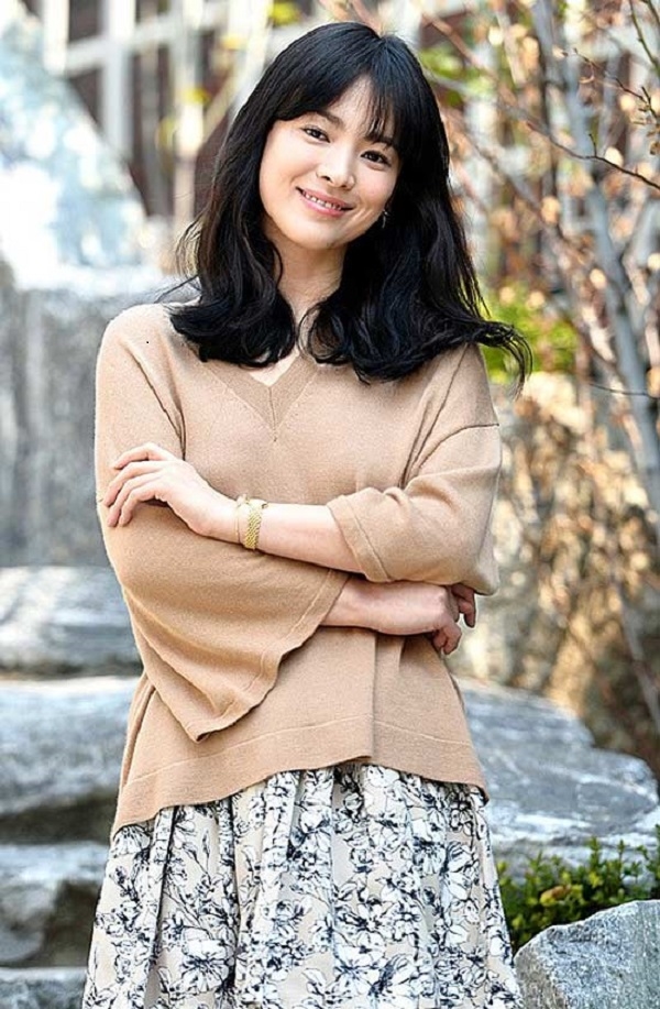 
Song Hye Kyo dịu dàng, trang nhã trong những bộ trang phục đơn giản.