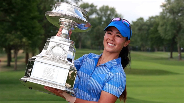 Lần đầu tiên vô địch, nữ golf thủ dùng cup làm tô đựng phở ăn mừng