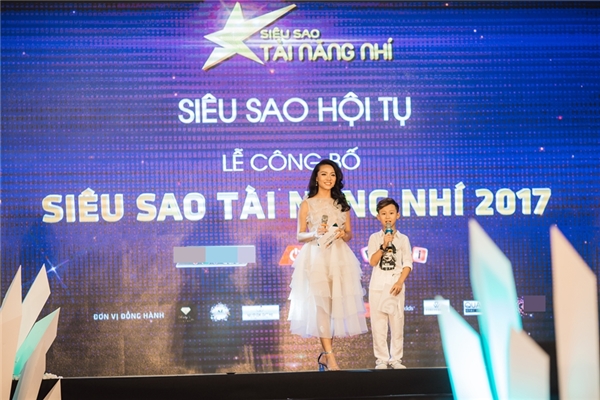 Hàng loạt siêu mẫu nhí Việt quy tụ trong đêm diễn thời trang ấn tượng