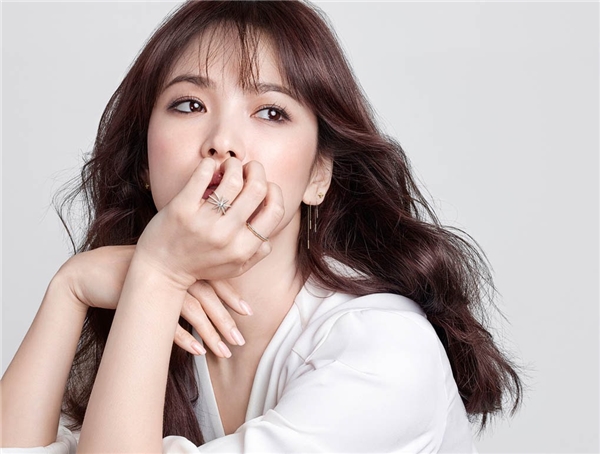 
Một nhân viên của Beautiful Foundation đã gửi lời cảm ơn đến Song Hye Kyo và tiết lộ: “Cô ấy muốn số tiền được dùng cho các sinh viên thiết kế kém may mắn”.