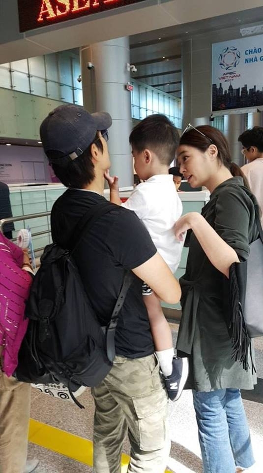 
Hình ảnh gia đình họ Lee vui vẻ tại sân bay quốc tế Đà Nẵng hôm 3/7 được người hâm mộ chụp lại.
