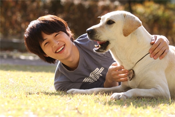
Vai diễn Dong Wook trong Hearty Paws 2 cùng bạn diễn là "chú cún bự con" giúp Song Joong Ki nhận được lời khen ngợi từ các chuyên gia điện ảnh.